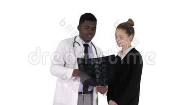 年轻女子在白色<strong>背景</strong>下接受X光检查的<strong>放射</strong>科医生。